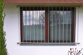 Fenstergitter Edelstahl, Montage auf der Außenwand - Modell Vertikalstab 2