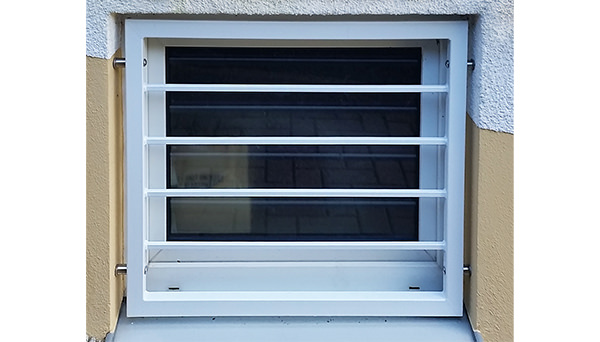 Kellerfenstergitter weiß pulverbeschichtet, Montage in der Laibung (Sonderbefestigung) - Modell Querstab
