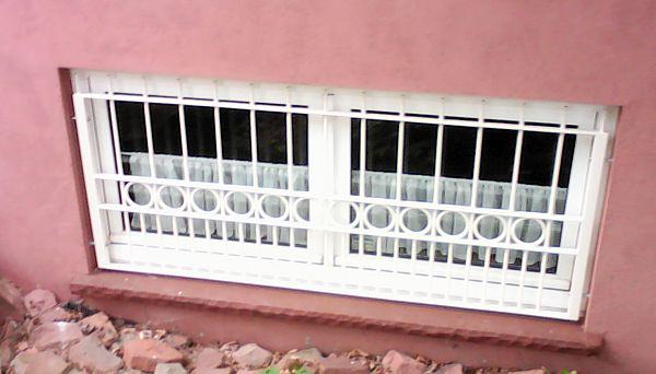 Kellerfenstergitter weiß pulverbeschichtet, Montage in der Laibung (Sonderbefestigung) - Modell Lyon