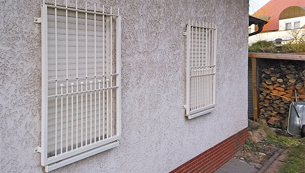 Fenstergitter weiß pulverbeschichtet, Montage auf der Außenwand - Modell Berlin