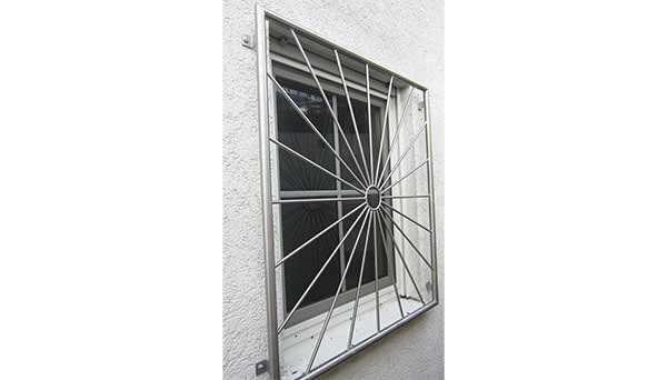Fenstergitter Edelstahl, Montage auf der Außenwand - Modell Sonne Kreis