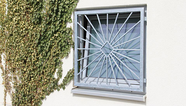 Fenstergitter verzinkt, Montage in der Laibung - Modell Sonne Karo
