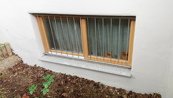 Fenstergitter Edelstahl, Montage auf dem Fensterrahmen - Modell Vertikalstab 2