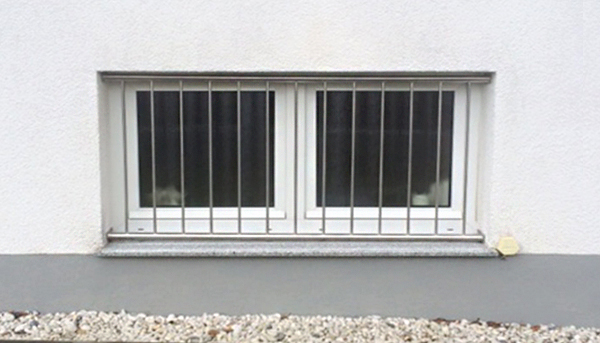 Fenstergitter Edelstahl, Montage in der Laibung - Modell Vertikalstab 2