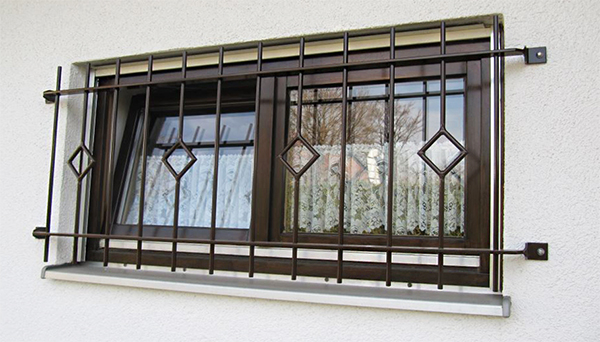 Fenstergitter braun pulverbeschichtet, Montage auf der Außenwand - Modell Karo Stab