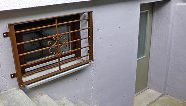 Kellerfenstergitter braun pulverbeschichtet, Montage auf der Außenwand - Modell Blume