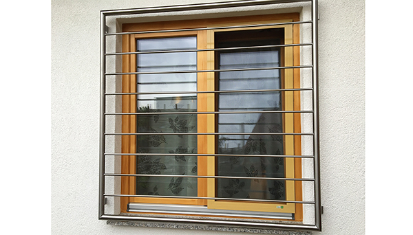 Fenstergitter Edelstahl, Montage auf der Außenwand - Modell Querstab