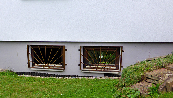 Kellerfenstergitter braun pulverbeschichtet, Montage auf der Außenwand - Modell Sonne