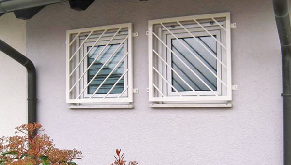 Fenstergitter weiß pulverbeschichtet, Montage auf der Außenwand - Modell Diagonalstab