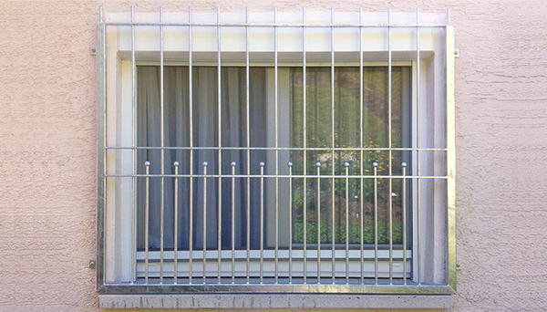 Fenstergitter verzinkt, Montage auf der Außenwand - Modell Berlin