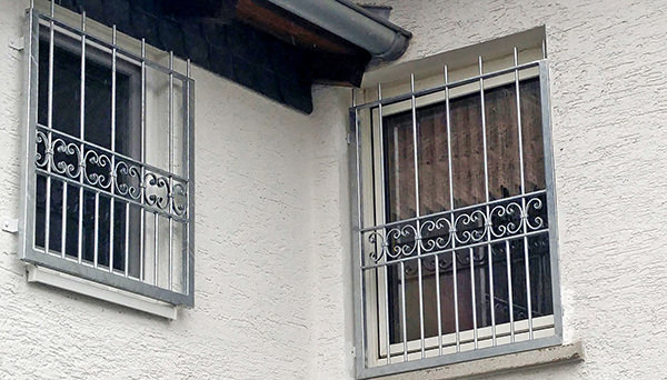 Fenstergitter verzinkt, links Montage auf der Außenwand und rechts Montage in der Laibung - Modell Bordeaux