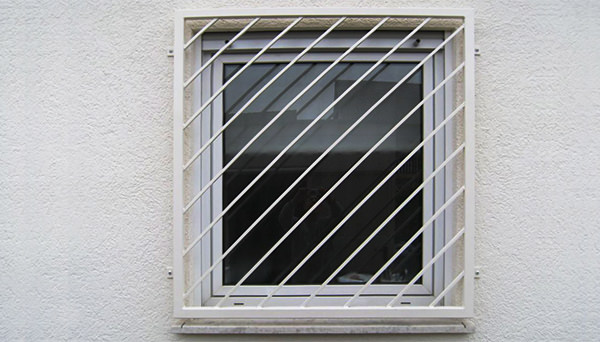 Fenstergitter weiß pulverbeschichtet, Montage auf der Außenwand - Modell Diagonalstab